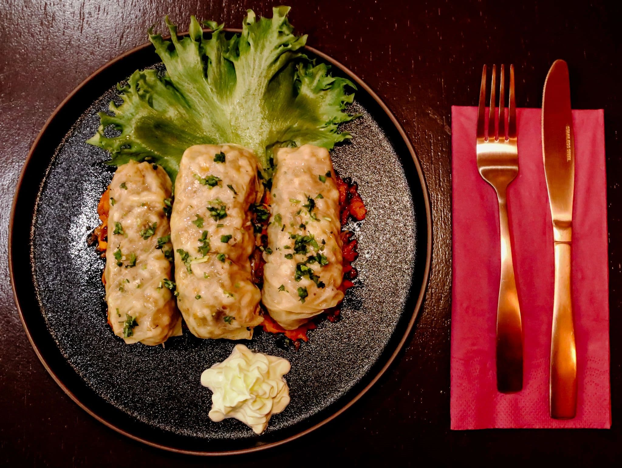 Kaalikääryleiden tarina: Maailman keittiöiden yhteinen herkku